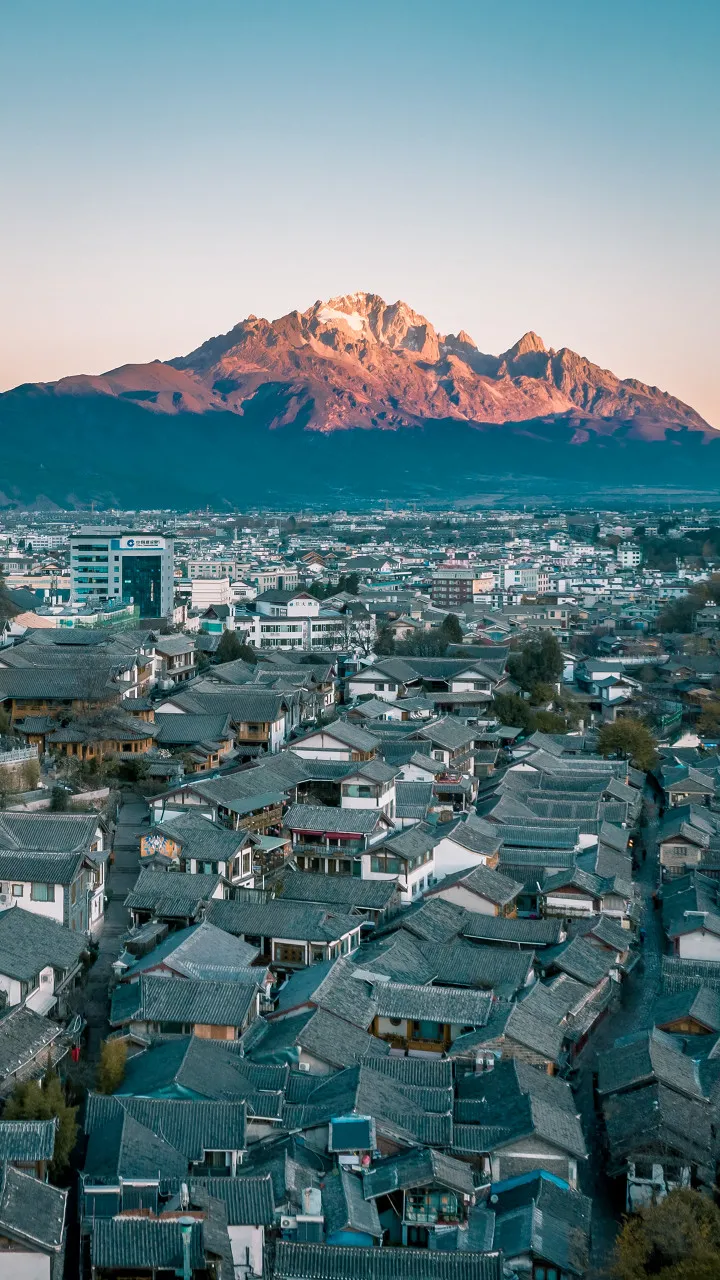 车轮轻碾月光，铁轨延伸至星河尽头——邂逅火车旅途的诗意浪漫