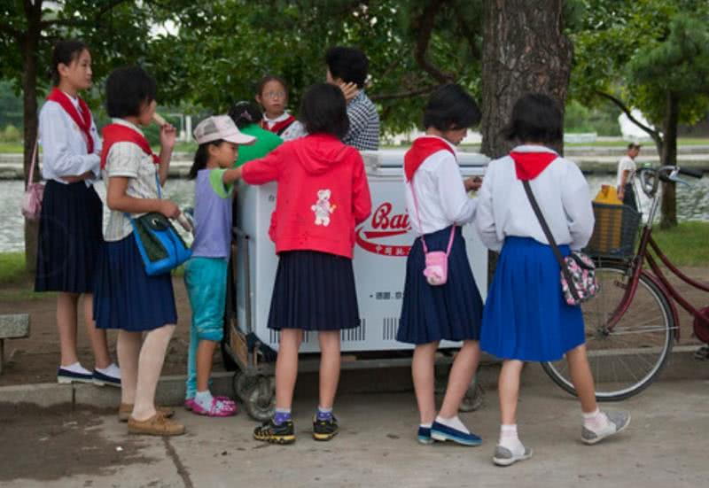 夏天到朝鮮旅游，街頭吃冰棍的人很多，但吃西瓜的人很罕見