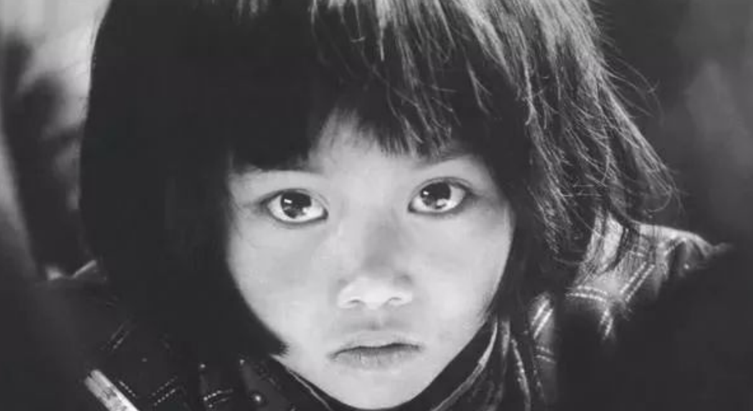 29年前的大眼睛女孩苏明娟，一张照片改变命运，后来成副厅级