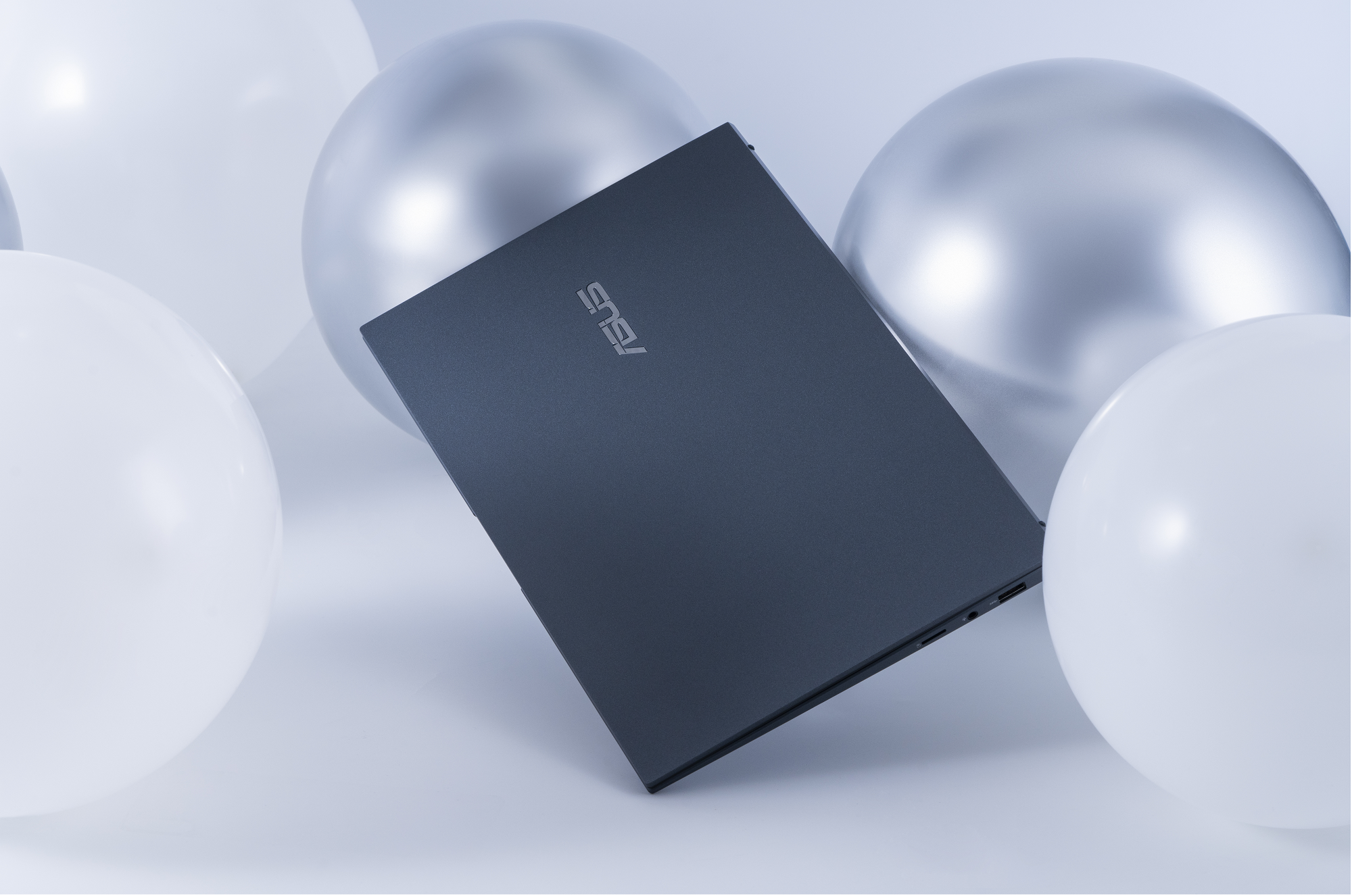 华硕灵耀x凌锋首发评测:重量不到1kg,颜值高性能还猛