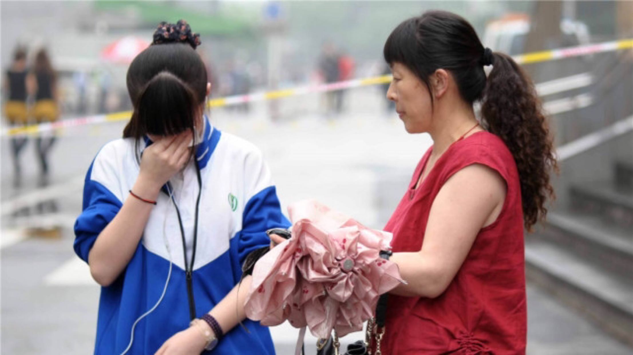 学生高考312准备复读，却意外收到“名校”通知书，老师：快报警