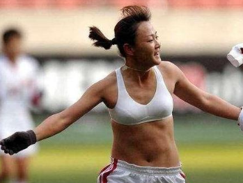 美女世界杯现场脱衣（女足队员进球大方“脱衣”庆祝，全场震撼，国际足联为她改规则）
