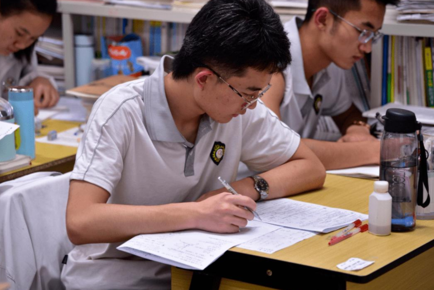 高考出现“神仙卷面”，老师看后不忍扣分，证明字体的重要性