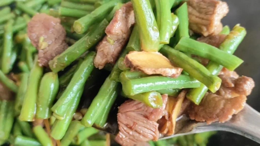 韭菜炒肉，家常豆角炒肉吃一盘能量满满，就韭菜花真够味