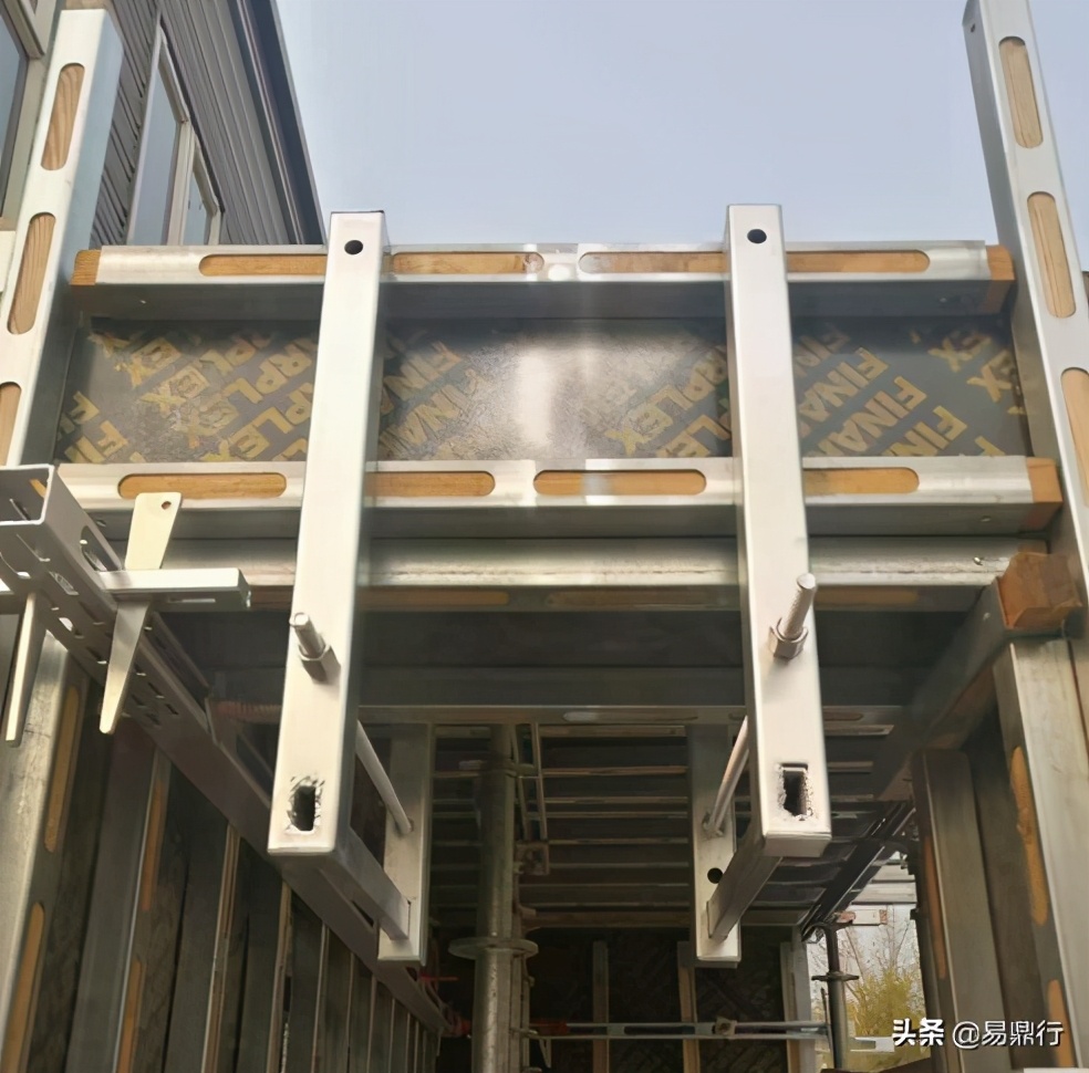 过梁和地梁模板加固设备-易鼎行新型梁夹具，比架管更简单 - 标件库