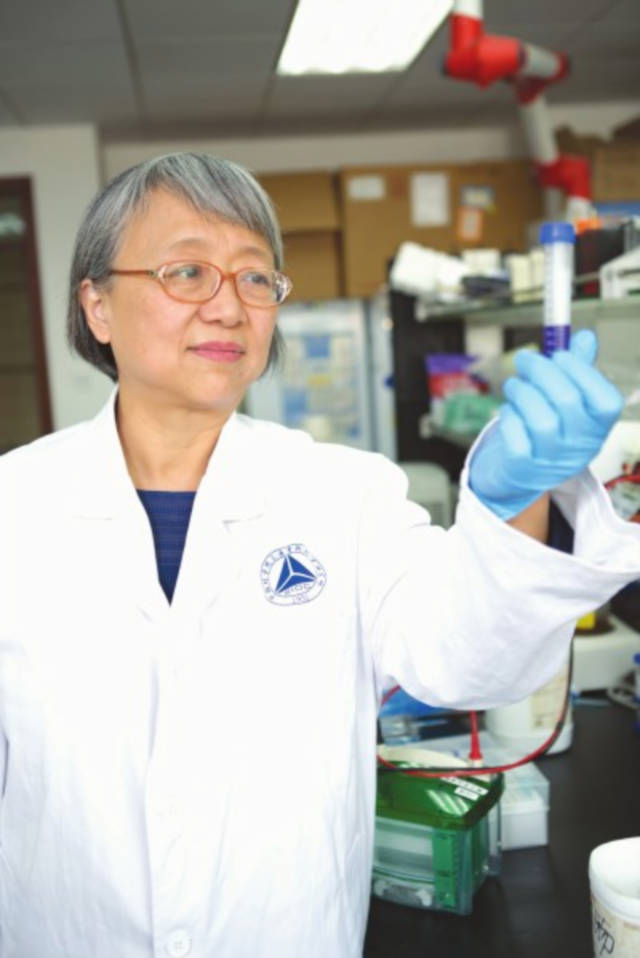 上海高考状元，公费留美后决定不回来，如今为何她三天两头回来？