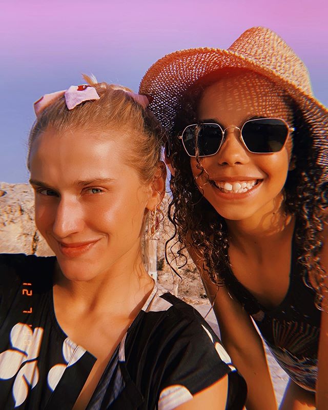 C罗纳尔多女友(罗纳尔多与小14岁女友海岛度假尽享夏日阳光，肥罗的“克隆”女儿抢镜，看起来她与年轻后妈关系很好)