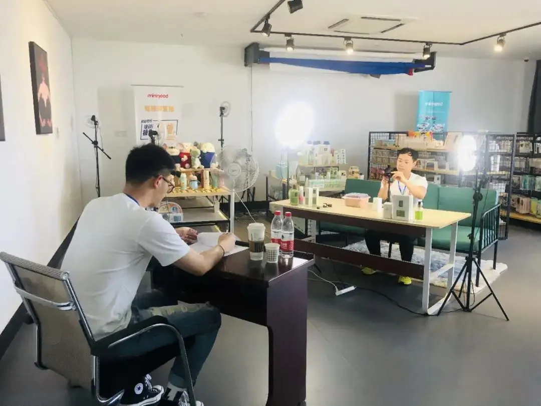 仅靠分成就能月入千万，是谁在主播背后偷偷捞金？