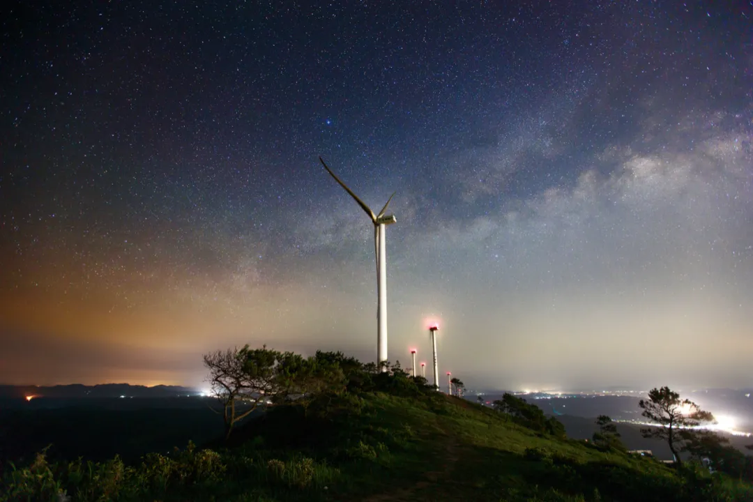 星空照片(“追星”8年，广西摄影师拍下璀璨星河，让无数人领略星空震撼之美)