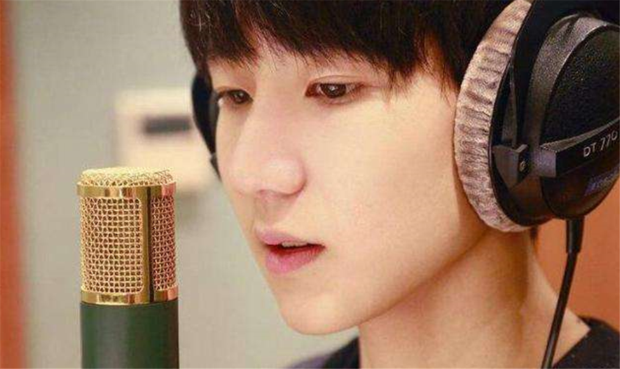 王源13岁出道,16岁上春晚,母亲却泪流不止:后悔让他失去自由