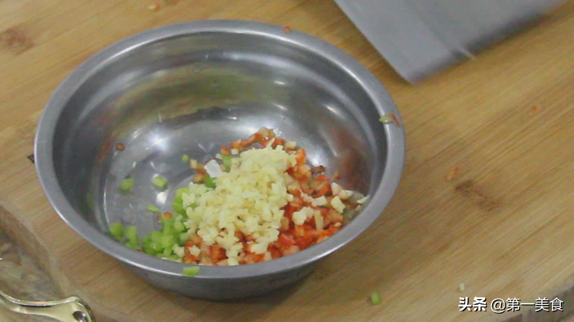 厨师长教你这样做，凉拌莲藕，清脆爽口不发黑，做法简单