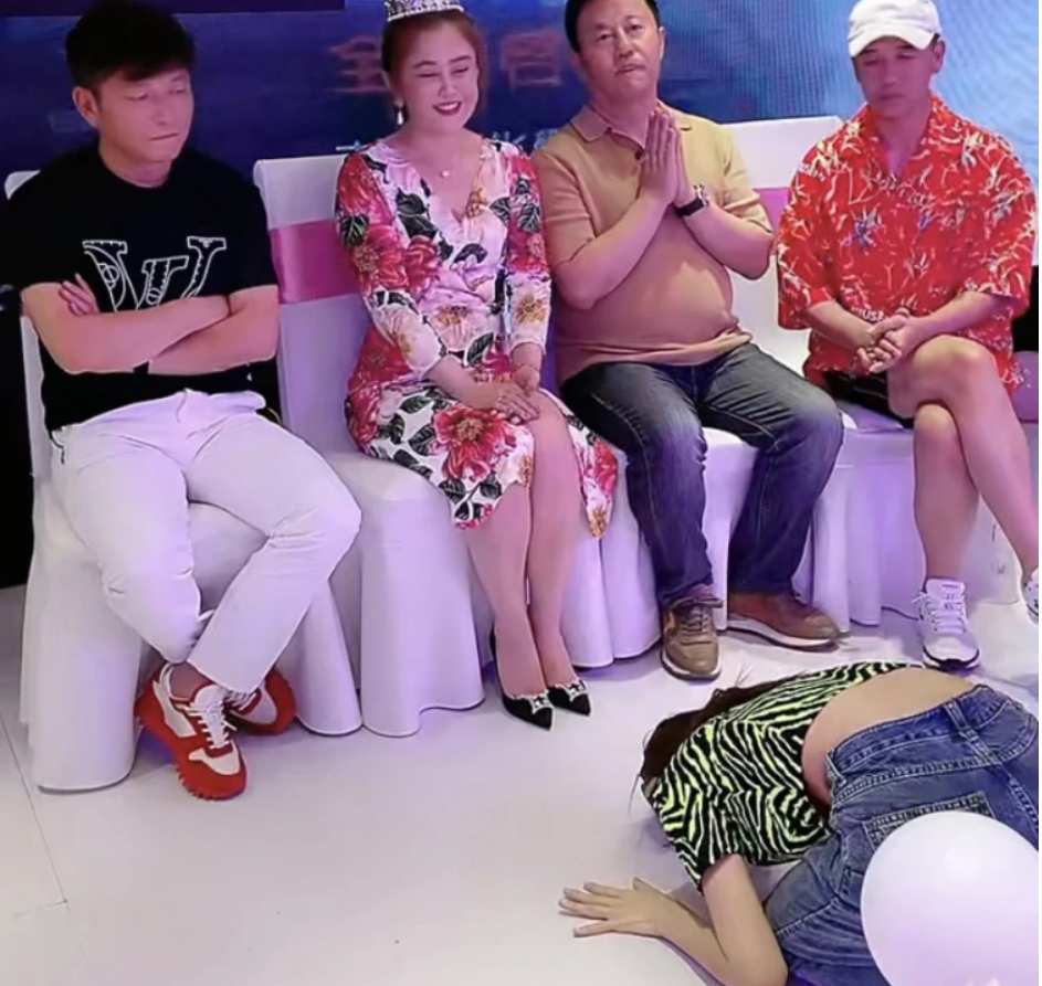 抛弃糟糠妻，娶小19岁娇妻，开豪车打人，“长贵”王小宝飘了？