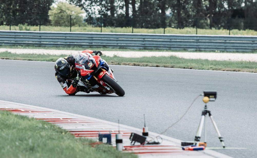 168.65km/h贴地过弯,刷新磨手肘过弯纪录