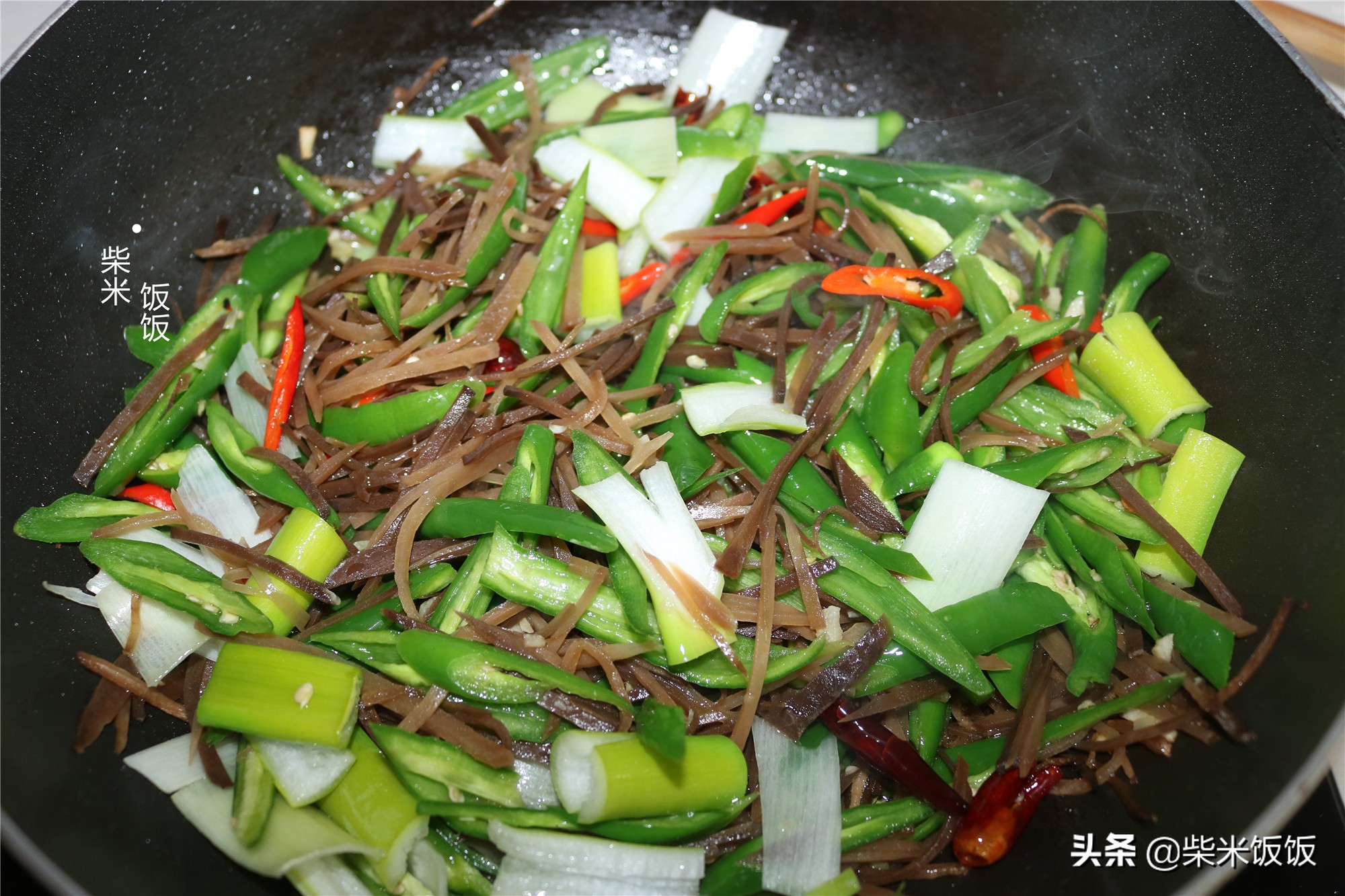 这款开胃小咸菜，北方人餐桌上常见，炒一次吃几天，香辣下饭