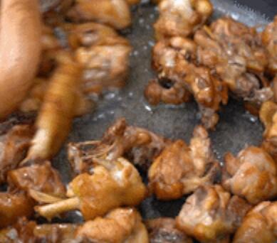干煸鸡的做法（干煸鸡特色传统名菜皮酥肉嫩的制作过程）