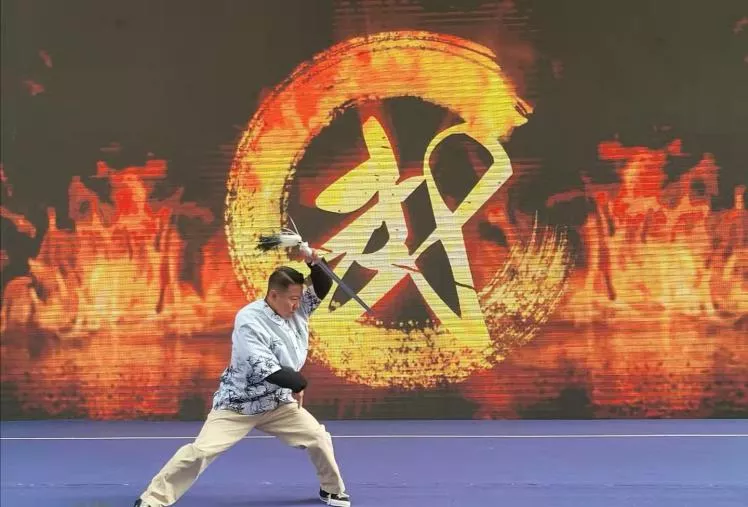 全市唯一！实外五龙山李俊校长参加《武林后浪》节目开机仪式