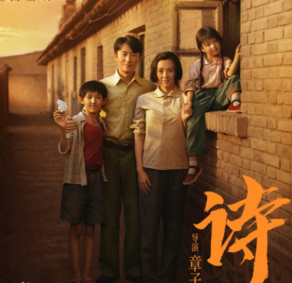 章子怡被儿子抢签名笔直呼小捣蛋，弟弟亲吻妈妈电影海报萌化了