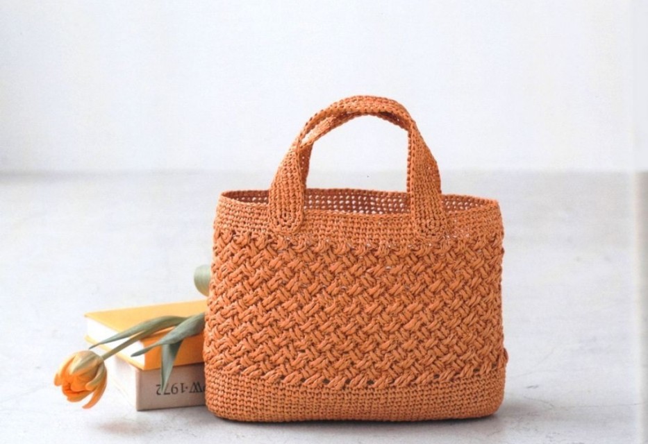 很好看的几款手提包包图解,交叉的阿伦花样,织出棒针效果