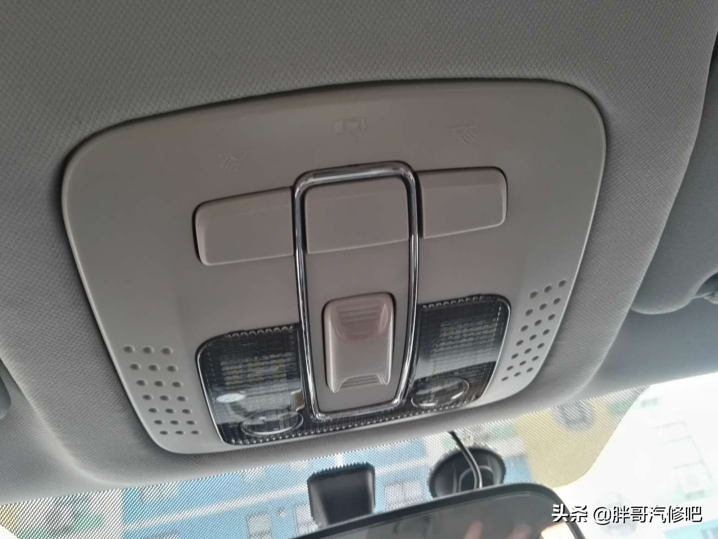年底了胖哥2万收车，外观内饰非常好，完整的发票就值2000元