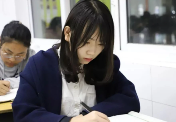 高中生迎来新消息，“英语”将被踢出高考？教育部回应来了