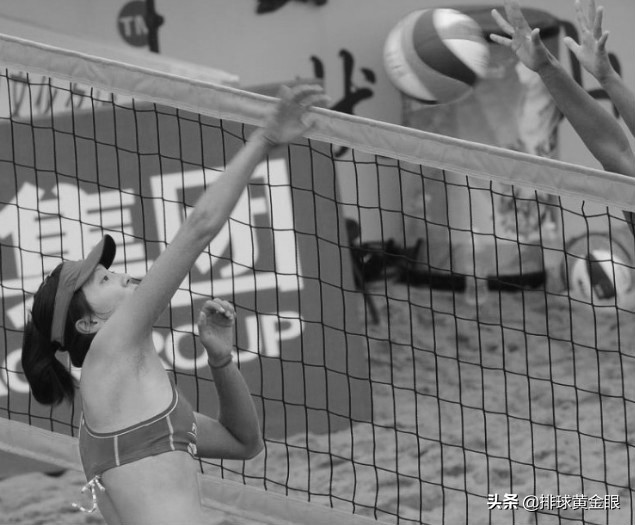 女排郑益昕沙排照（女排副攻郑益昕为何重新打室内排球？本人：穿比基尼我会难为情的）