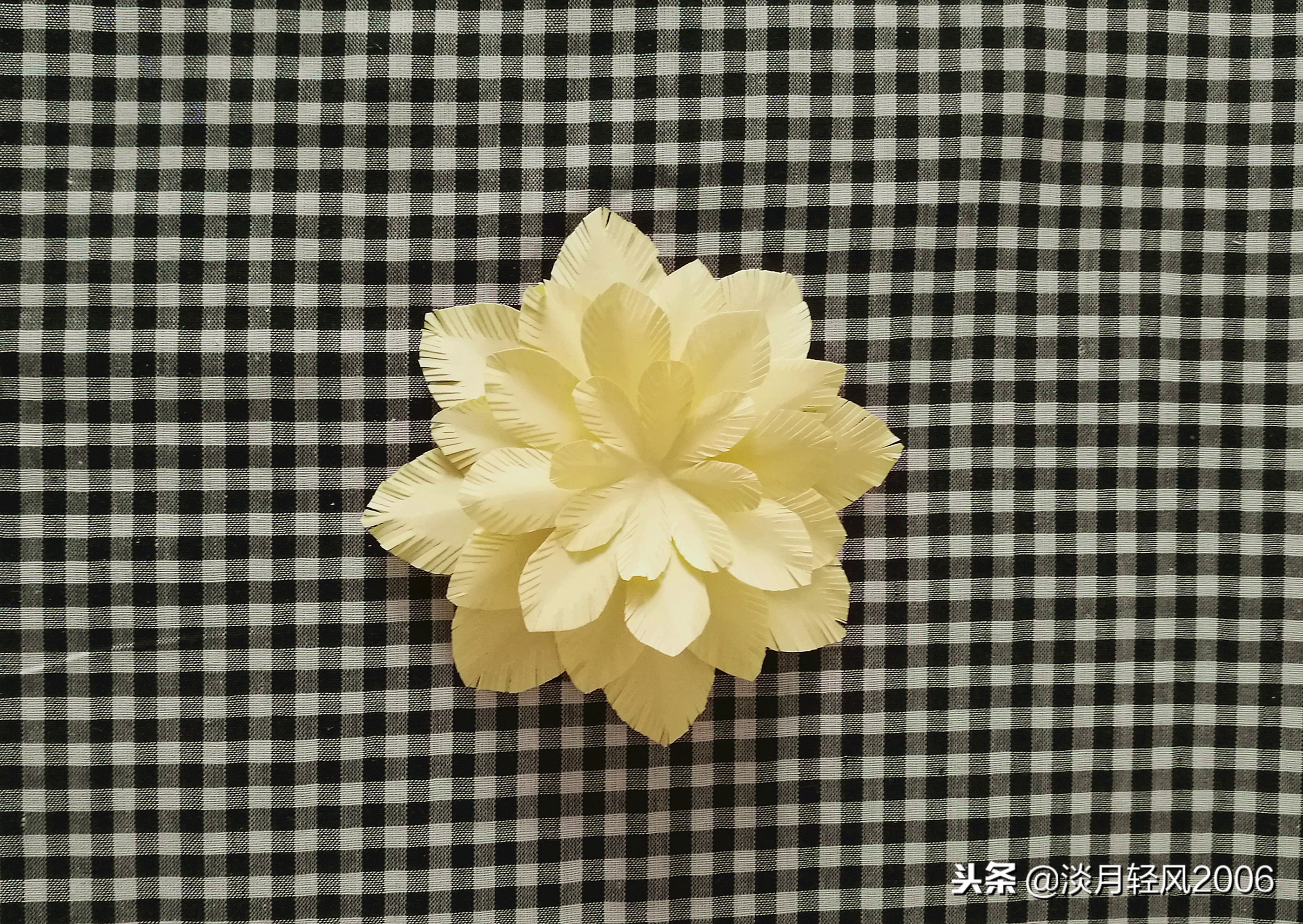 用卡纸做花(幼儿园手工,自己动手diy,一张卡纸做出美丽花朵,有教程)