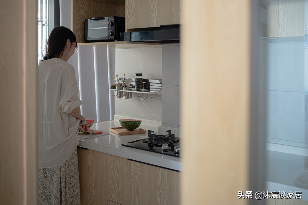 她的新家，自然舒适，灰色瓷砖配着大白墙，经典大方不易过时