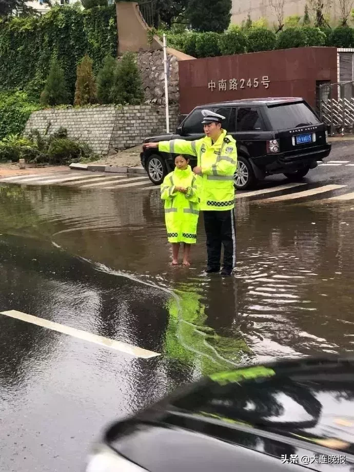 大连国安安保(风雨之后，大连街头！10岁“小交警”温暖一座城)