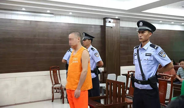 男子酒店佯称送礼物，趁闭眼杀害3名女模特，与警方对峙谎称放有炸弹，二审维持死刑