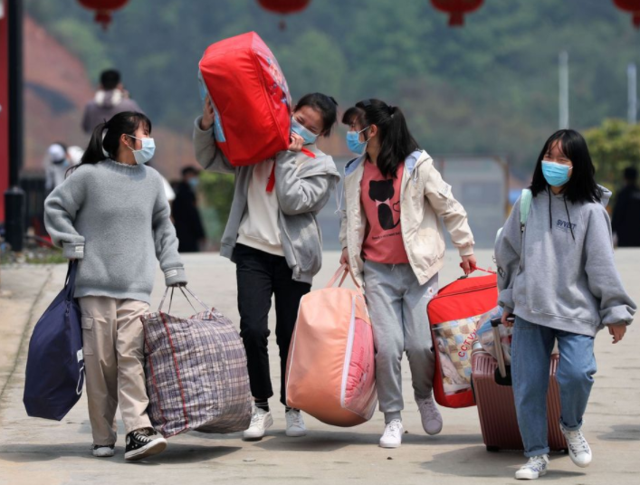 扬州大学女学生，携50箱“行李”返校，校方为其举行专门仪式