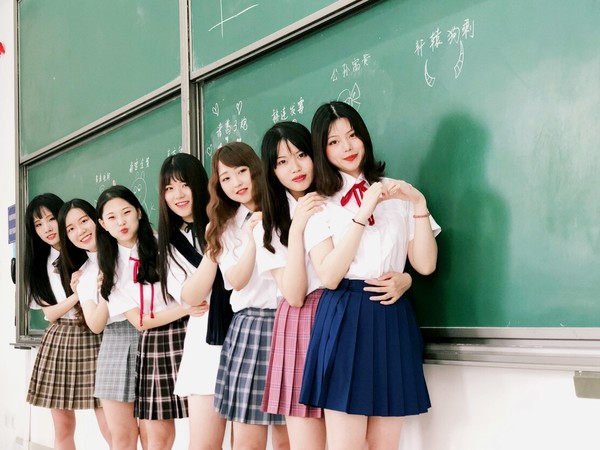 女大学生穿“日式校服”拍毕业照，甜美可爱却引人批评：有伤风化