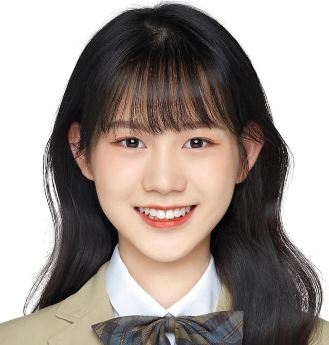 学会这几个上镜小技巧，注意穿衣发型、妆容表情，拍出完美证件照