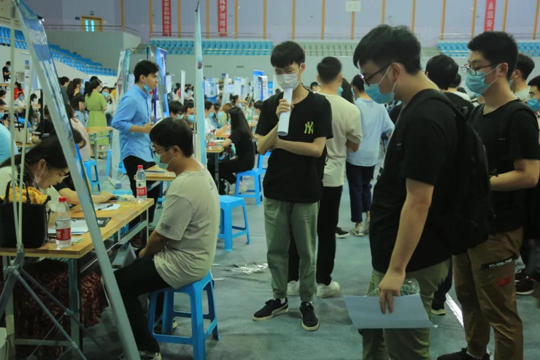 107家企业奔赴南京这所高校，带来4000多个岗位，软件和信息技术人才最紧俏！