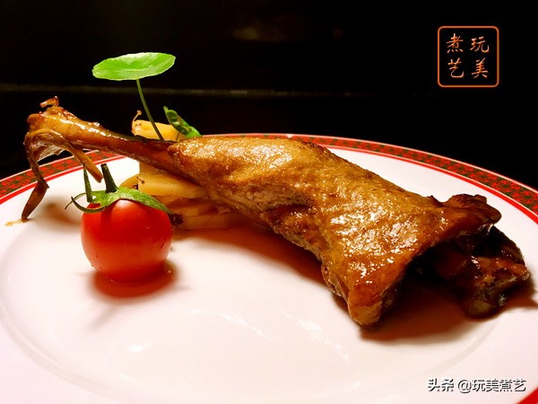 夜幕降临，烧烤摊前人声鼎沸，炭火映红了食客们的笑脸，香气四溢中诉说着人间烟火的温暖与惬意。