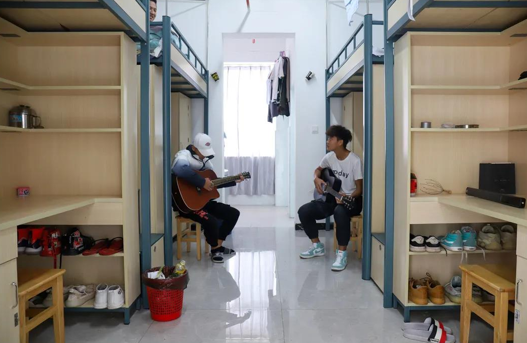 大学宿舍仿佛“贫民窟”，环境“脏乱差”，新生入学直呼：想退学