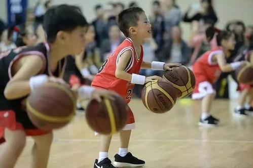 室内球类运动有哪些(长假在家孩子想玩球，聪明妈妈的这些花样玩法，家长赶紧收藏吧)