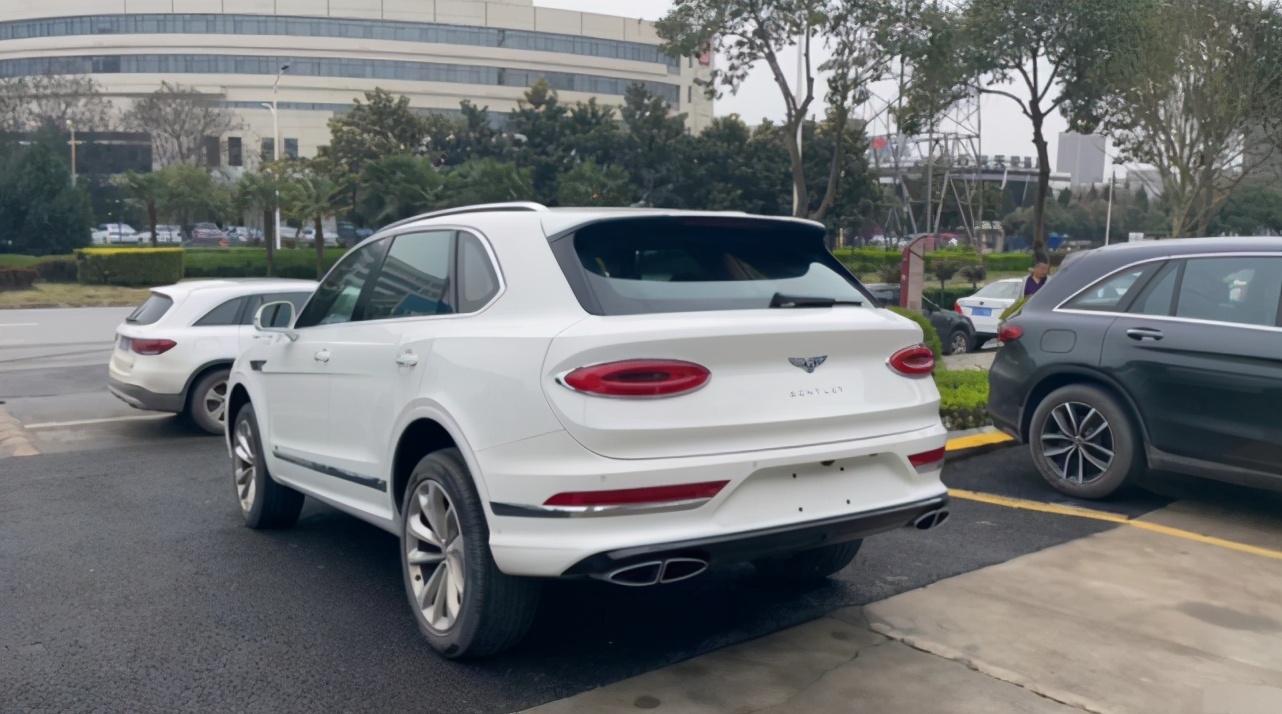 380万元买辆宾利添越，车主晒出新车时遭质疑，随后拿出行驶证