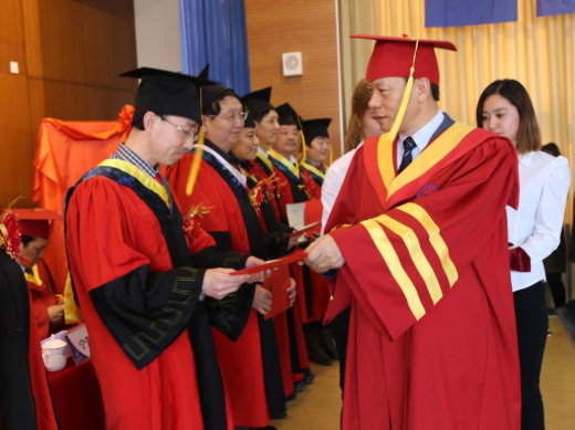 美国韩裔女大学生怒怼导师，只穿内衣做课堂演讲，究竟是为啥呢？