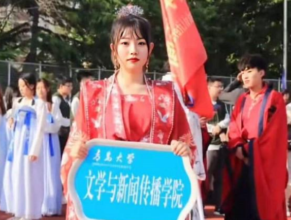 青岛大学运动会火了，举牌女生个个赛仙女，网友：行走的招生简章