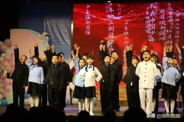 好心疼！绵阳十二三岁的娃娃，竟被学校赶下田去插秧子