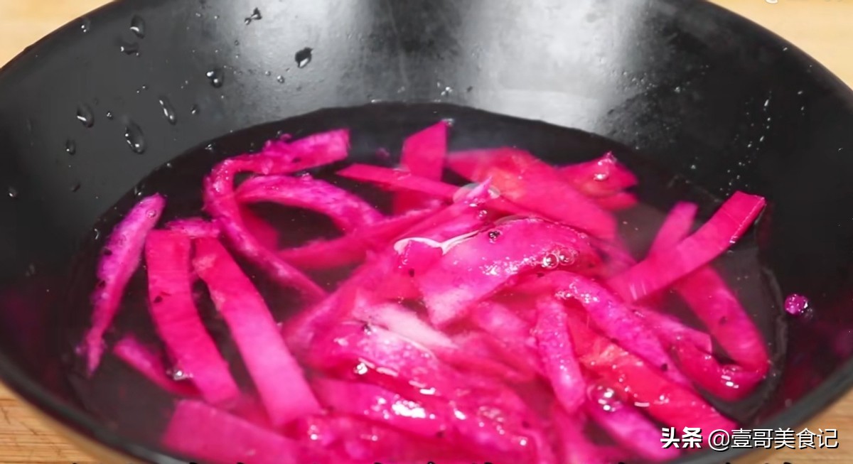 扔火龙果皮相当于在扔钱，30年老厨教你新做法，看完才知道有多牛