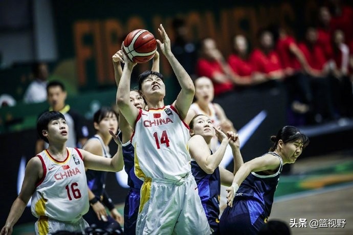 中国女篮晋级亚洲杯决赛，队内百万年薪凤毛麟角，男篮不惭愧吗？