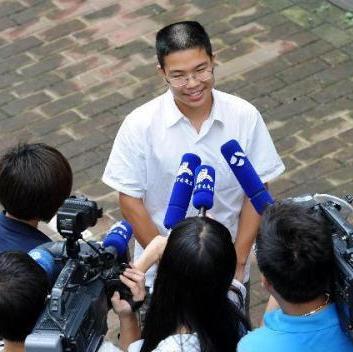 高考作文755字得满分，30字老师都不认识，阅卷组长写2000字注释