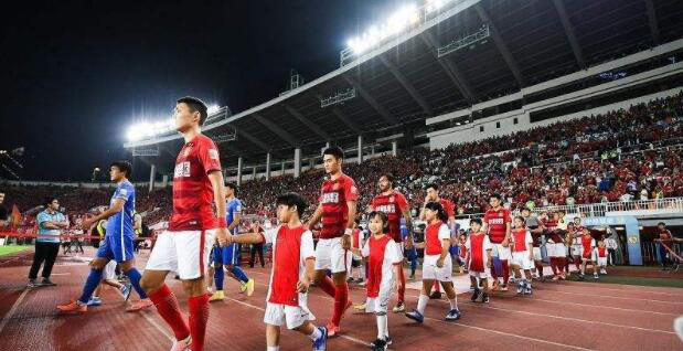 足球比赛前为什么要唱国歌（足球比赛进场时，拉着小朋友一起入场，原来是这样的说法）-趣拿体育