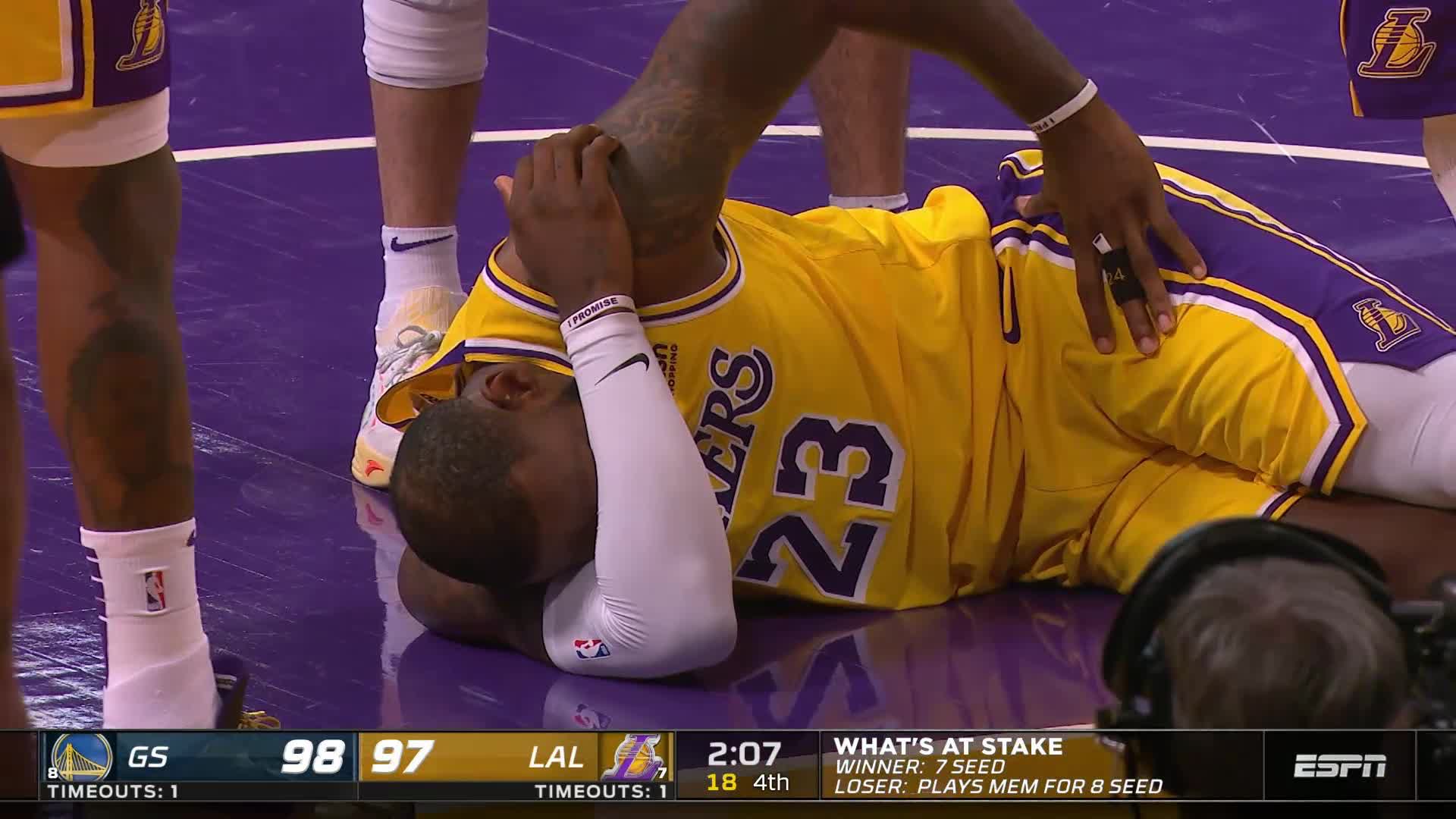 詹姆斯眼睛被戳伤图片高清(詹姆斯被格林戳眼泪流不止,却被麦科勒姆