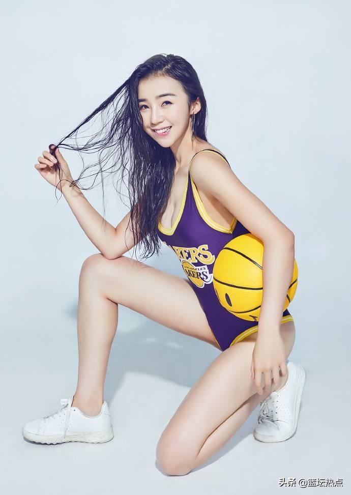 中国有哪些女生进了nba(中国最美NBA女主播张曼源, 结交强壮男友, 秀出完美身材)