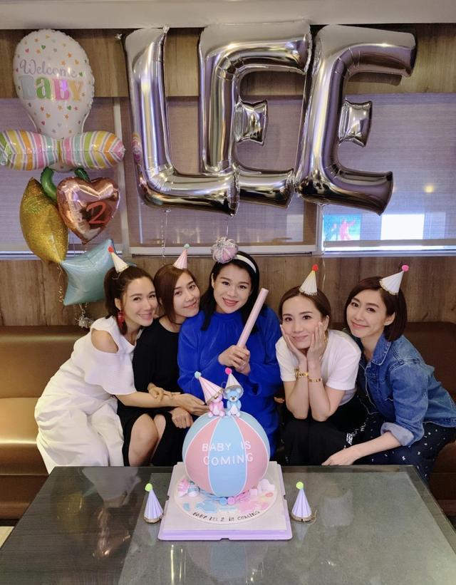 胡杏儿42岁生日，李乘德晒全家福喊老婆“女王”，仨儿子帅气可爱