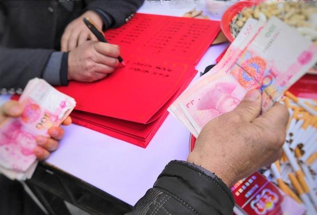 婆家买房抵彩礼，亲妈阻止女儿出装修费，未婚夫最后做法令人称赞