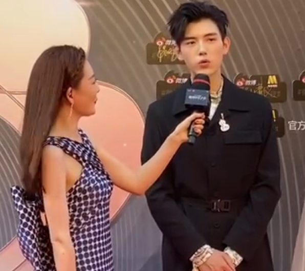 陈凯歌21岁儿子晒照，八块腹肌好惹眼，曾为戏减肥暴瘦15斤