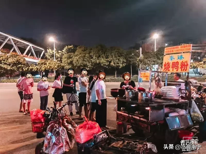 这家晚上10点半才开摊的烧鸭粉!还没开摊就有人在排队